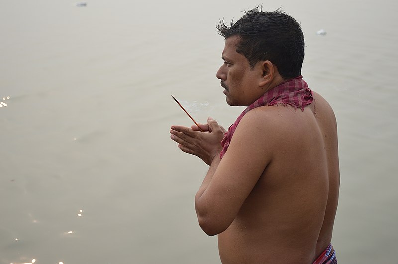 File:Hindu Devotee Prays To Sun And Ganga With Incense - Makar Sankranti Observance - Howrah 2018-01-14 6941.JPG