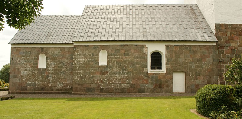 File:Hjerk Church - bricked up romanesque windows and portal (women's entrance) in the north wall - panoramio.jpg