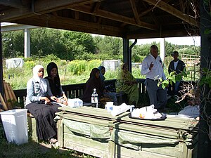 En familj har picknick