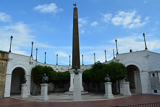 Plaça de Francia o de les Voltes, amb l'obelisc al centre