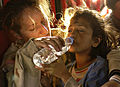 Một bé nhỏ gái Pakistan được cho tới hấp thụ nước năm 2005