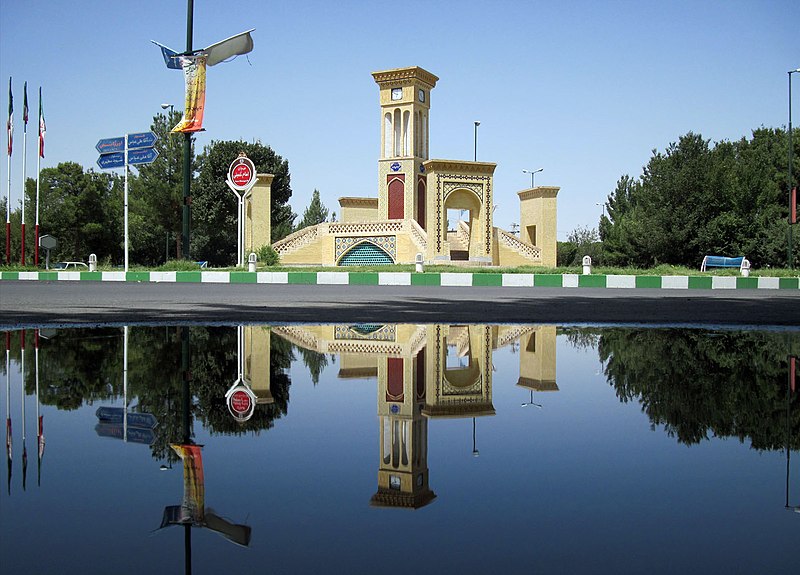 File:Imam Square, Badrud سینه خیز تو نیم لیتر آب، میدان امام، بادرود، اول جاده آق علی عباس - panoramio.jpg