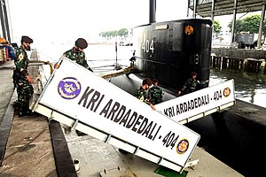 Indonesian Naval Academy cadets inspects KRI Ardadedali-404.jpg