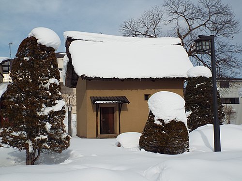 雪景色の一茶家の土蔵。一茶はこの土蔵で65歳の生涯を閉じた Wikipediaより