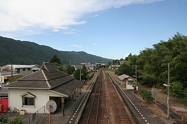 View of the station platforms in 2008 looking in the direction of Tadotsu.