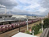 富士駅と貨物列車（奥に富士貨物駅）（2018年9月）