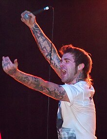 Roush actuando como parte de Of Mice & Men en 2010.