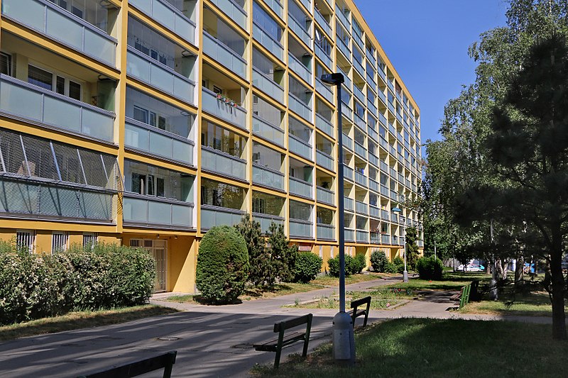 File:Jašíčkova street, Praha, walkway.jpg