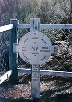 Tumba restaurada de Jabez Peters, primer oficial de la Dundonald, en el cementerio de la isla principal.