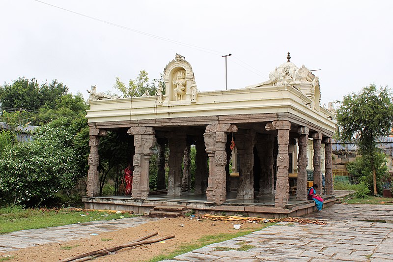 File:Jalandeeswarar temple, Thakkolam (5).jpg