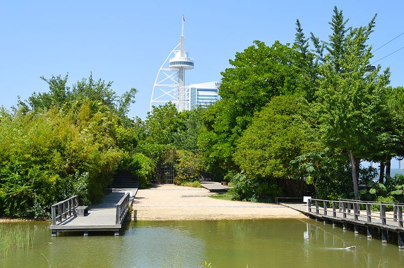 File:Jardins Garcia de Orta et torre Vasco de Gama, Parque das Nações (9324816654).jpg