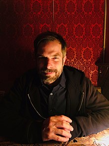 Djo Ovelman Headshot 2019.jpg