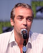 John Hannah interprète Holden Radcliffe.