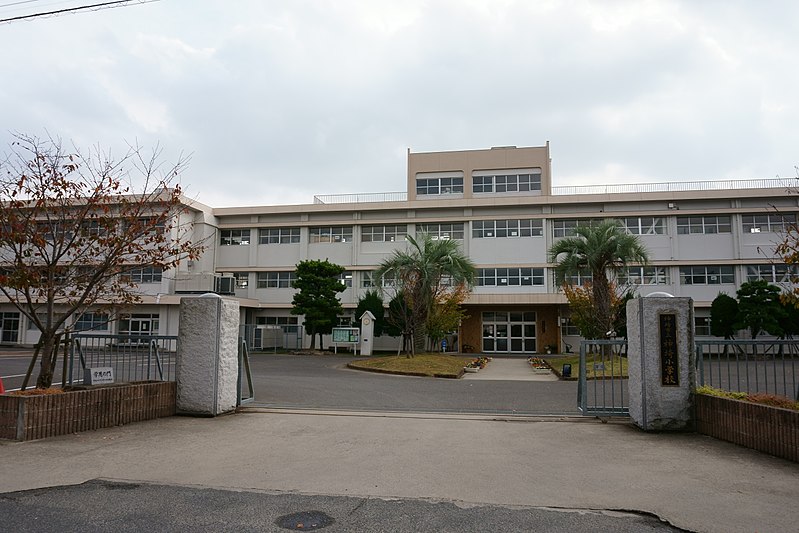 File:Kanzaki Municipal Kanzaki Elementary School.jpg