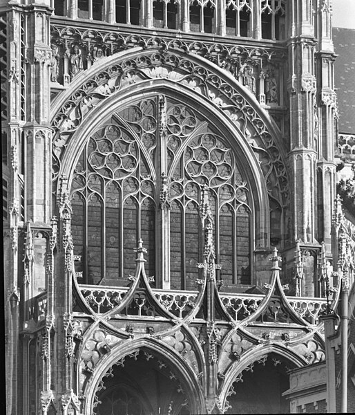 File:Kerk, detail topgevel zuid-transept - 's-Hertogenbosch - 20109530 - RCE.jpg