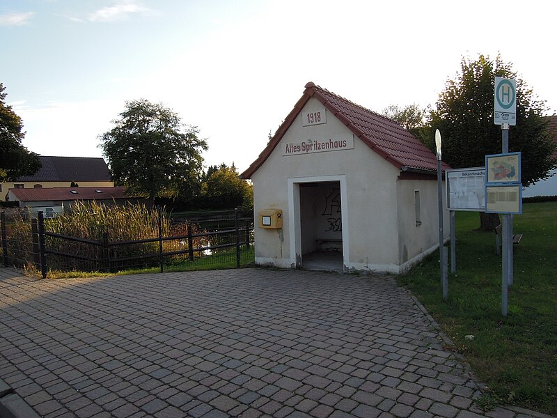 File:Kerzendorfer Bushaltestelle -Altes Spritzenhaus- nebst Dorfteich Ende September 2020.jpg