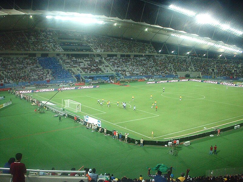 Berkas:Khalifa Stadium, Doha, Brazil vs Argentina (2010).jpg