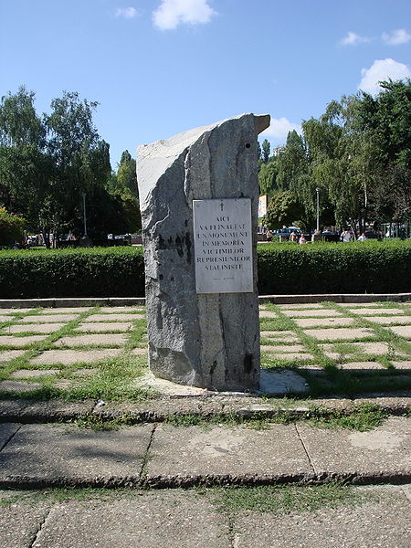 File:Kishinev pamiatnik stalinskim represiam.jpg