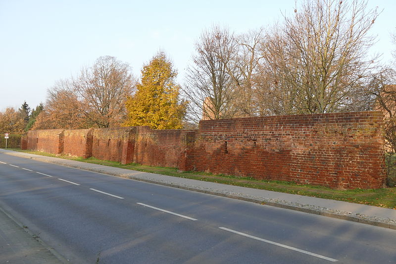 File:Kloster Eldena Mauer Süd.jpg