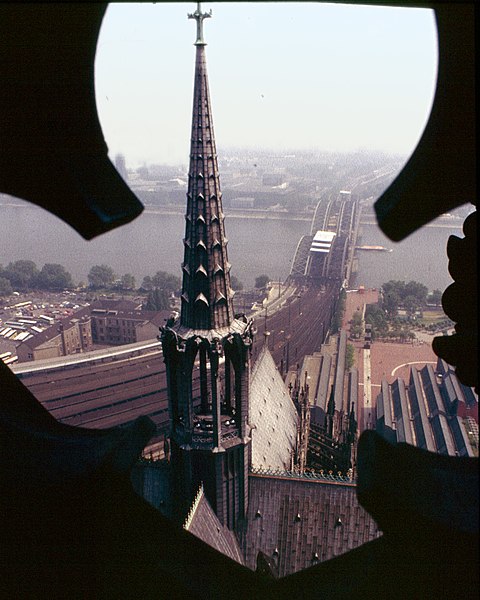 File:Koeln-140-Dom-Turm-Blick zur Eisenbahnbruecke-1989-gje.jpg