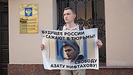 Konstantin Kotov con un cartel en apoyo de Azat Miftakhov
