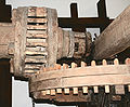 Kronradgetriebe: Spindelrad (Stirnrad, oben) und Kronrad (unten)