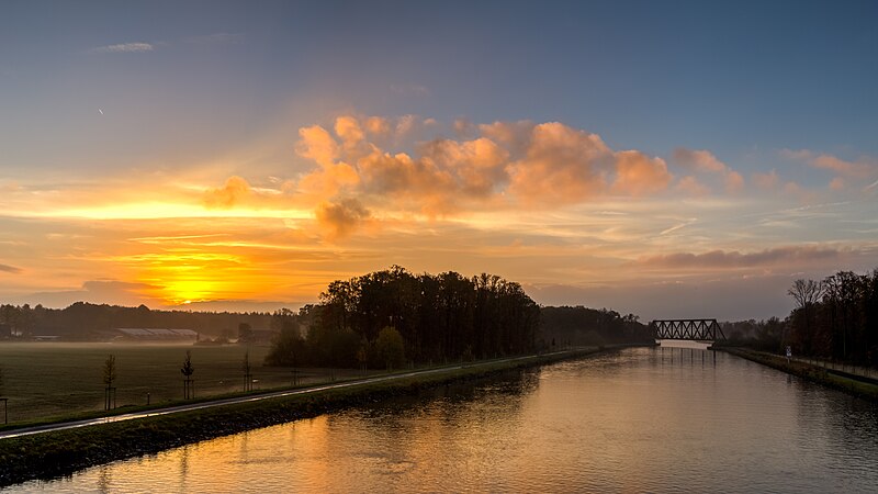 图为多蒙特-埃姆斯河运河，以及多蒙特与恩斯赫德间的铁道线上的桥，摄于德国北莱茵-威斯特法伦州明斯特行政区吕丁豪森的贝伦布罗克村。