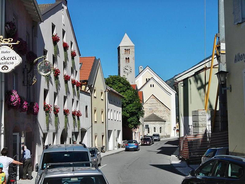 File:Laas, Via Vinaste, Vinschgaustraße, mit Gasthof Schwarzer Adler und Bäckerei Hofer - panoramio.jpg