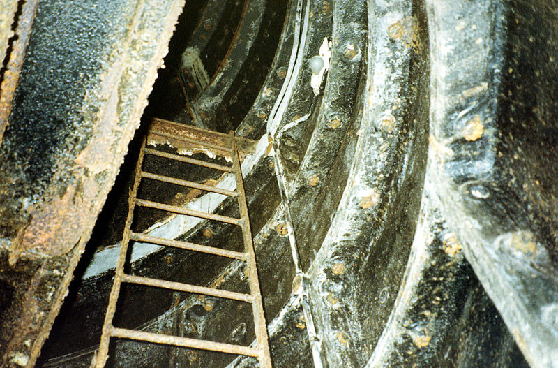 File:Ladder in Belsize Park deep level shelter.jpg