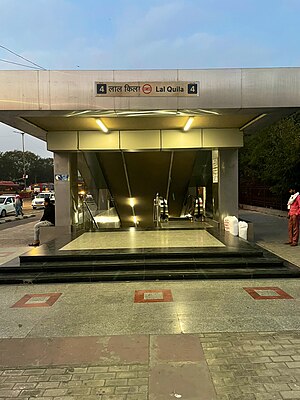 Lal Quila metro station (Delhi).jpg