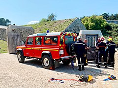 Un Land Rover Defender du SDIS 56-"Centre de Secours Le Palais" garé à la Belle Fontaine-Aiguade Vauban à Belle-Île-en-Mer pendant un exercice d'entraînement.