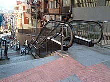 Landing of a public escalator (18873933739).jpg