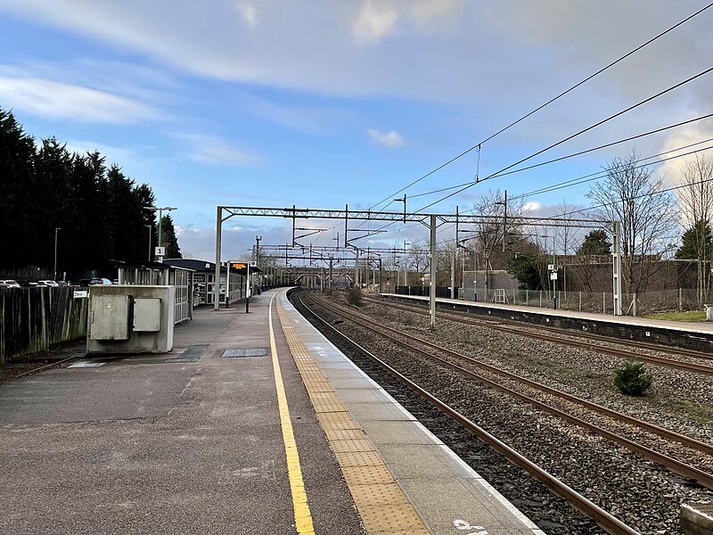 File:Lichfield Trent Valley low level platforms and WCML, Jan 2022 03.jpg