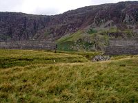 The breach in Llyn Eigiau dam, showing the gully cut by the flood water. (A second, different breach was later deliberately made in the main wall to prevent it happening again.)