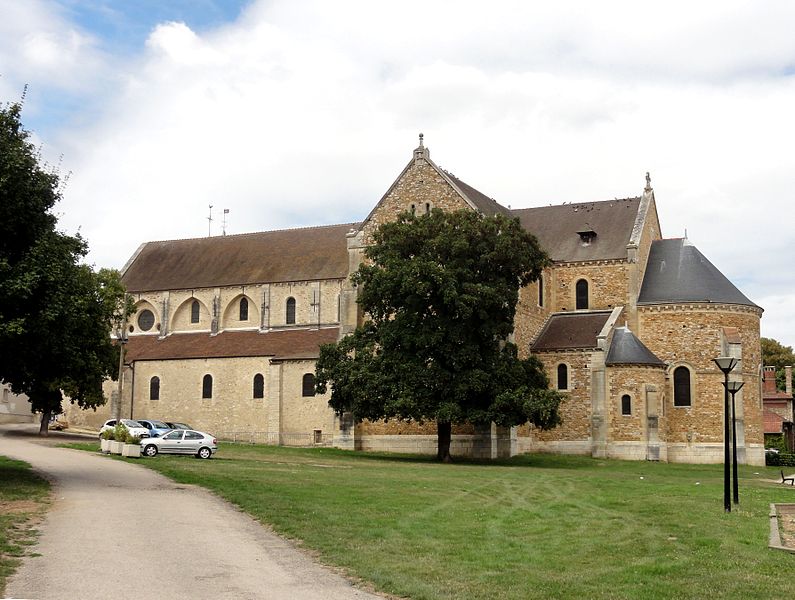 File:Longpont (91), basilique N.D. de Bonne Garde, vue depuis le sud 1.jpg