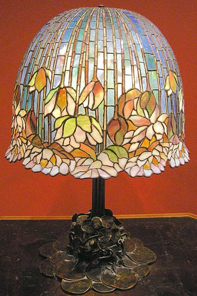 File:Louis comfort tiffany, lampada da tavolo pomb lily, 1900-10 ca..JPG