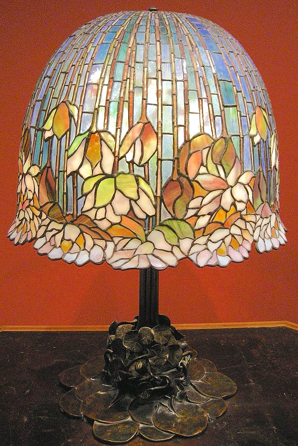 Image: Louis comfort tiffany, lampada da tavolo pomb lily, 1900 10 ca
