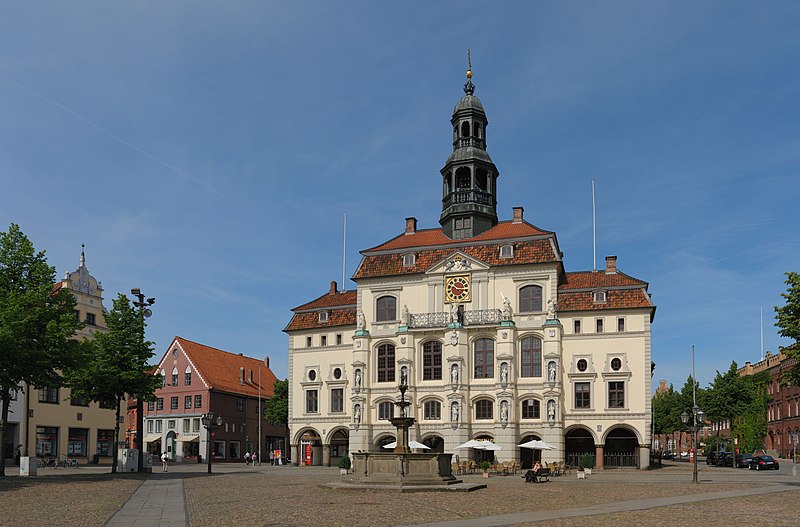 File:Lueneburg-Rathaus.jpg