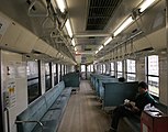 MRT300形302の車内。 クロスシートとロングシートを千鳥形に配置している。（倉敷市、2008年4月）