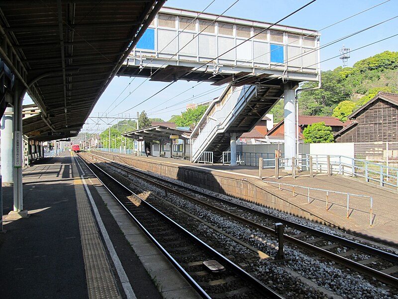 File:MT-Shin Nittetsu-mae Station-Platform.jpg