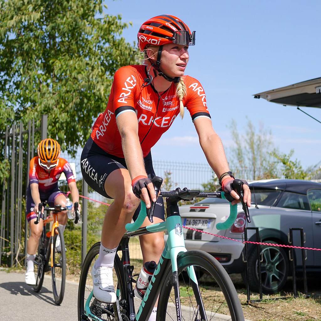 Des photos d'une course de vélo. 1024px-Maaike_Colj%C3%A9_arriv%C3%A9e_TCFIA_2023_stage_7