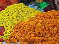 सातारा येथील बाजारात विक्रीस आलेली झेंडूची फुले