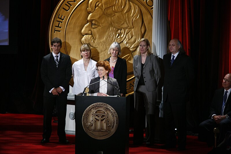 File:Marisa Wolsky accepts the Peabody Award, June 2008 (4).jpg