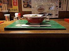 和歌山市のラーメン店まる豊で、地盤沈下による傾きを補正するために使われていた「平板」