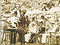 Tunku Abdul Rahman melaungkan "Merdeka" sambil mengangkat tangan di Dataran Merdeka, Malaysia pada 31 Ogos 1957.