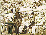 „Merdeka!” (Függetlenség!) - Tunku Adbul Rahman kikiáltja a szuverén Malájziát.