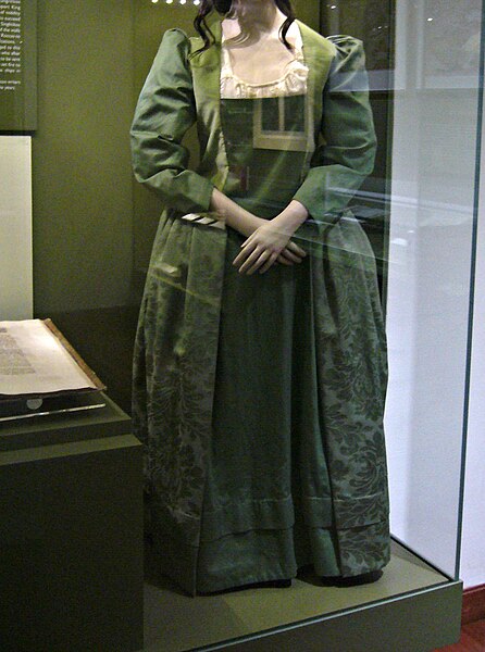 File:Muzei Leventis-Green Dress.jpg