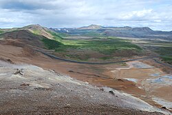 Vista al norte desde la cima de Námafjall con Hverarönd en primer plano a la derecha, Ruta 1 al fondo, Híðardalur en la tercera y Krafla en el horizonte.