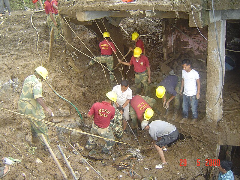 File:NDRF clearing debries during Darjeeling Landslide.JPG