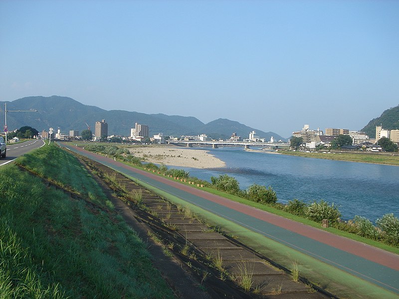 長良川の河川敷に整備された高橋尚子ロード。奥に見える橋が起点となる長良橋。Wikipediaより